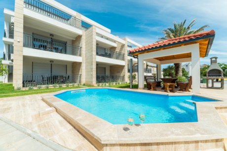 Luxurious apartments Miriere with pool