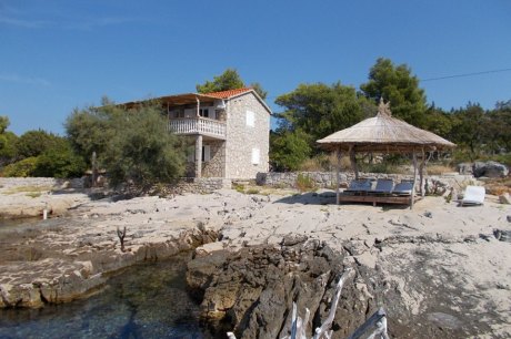 Secluded holiday house Tisina