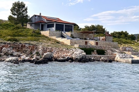 Holiday house by the sea with pool Zizou, island Zizanj