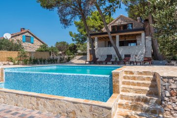 Luxury stone house Serenity with pool, Bay Vitane - island Pasman